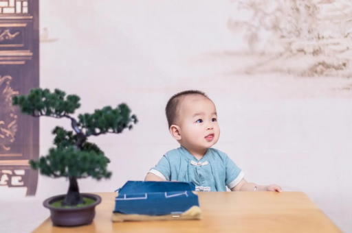 大连五个月宝宝可以站吗